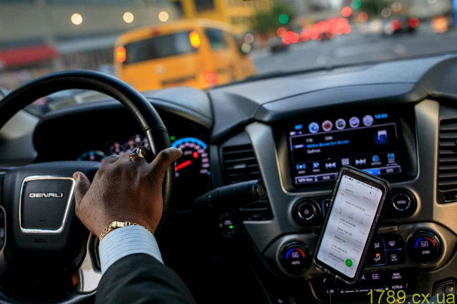 Водитель такси на своей машине: почему это выгодно